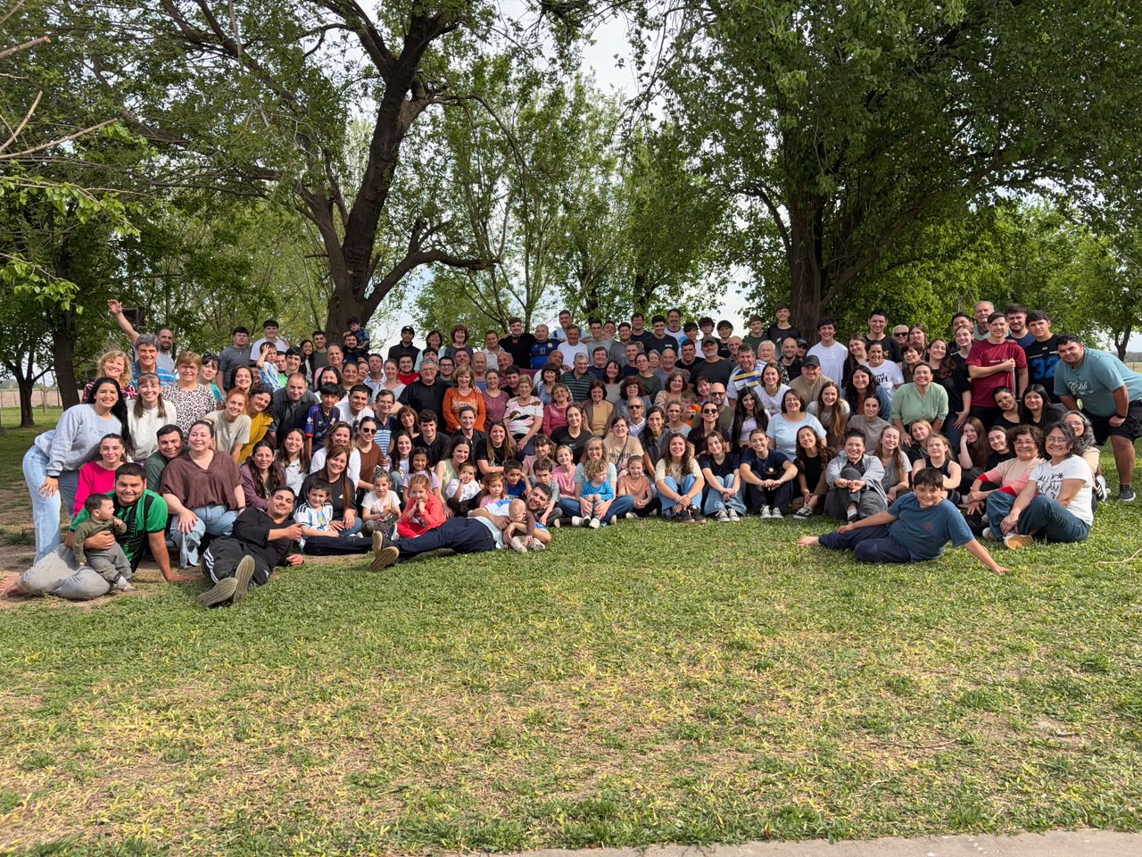Personas de distintas edades de la iglesia reunidas al aire libre.