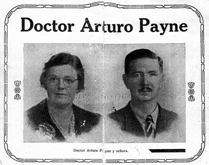 Arturo Payne sentado junto a su esposa.