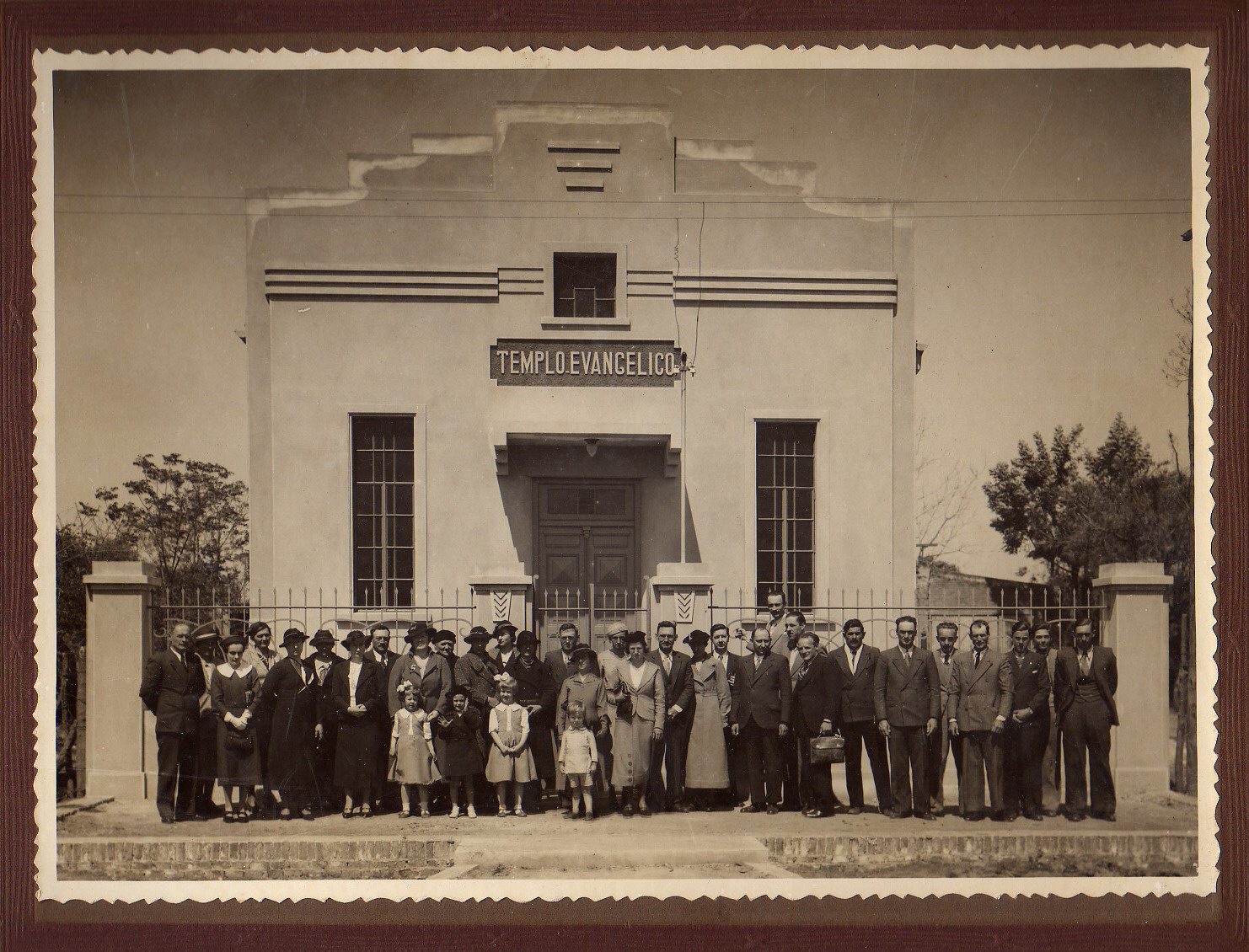 Familias reunidas frente al templo evangélico de calle Güemes en su inauguración.